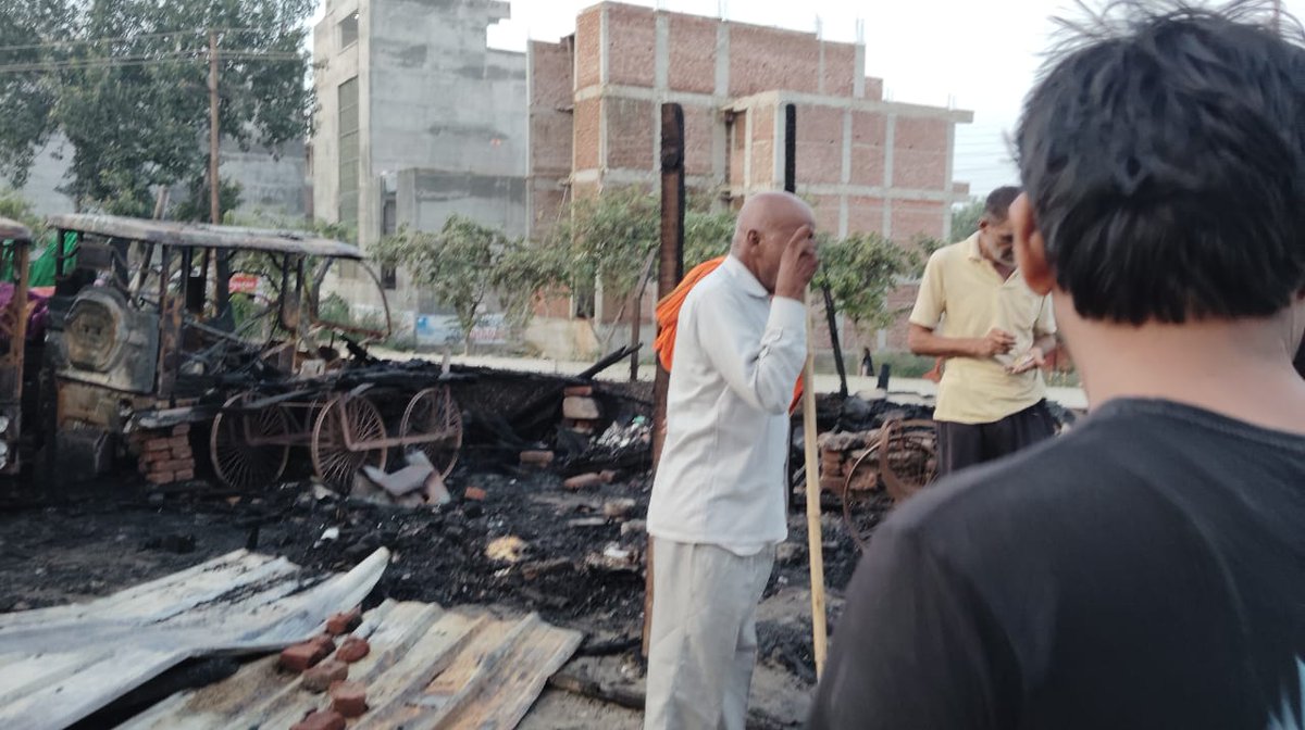 RahulKumar (@newsrahulkumar) on Twitter photo नोएडा सेक्टर 63 छिजारसी की चौहान मार्किट में लगी भीषण आग ! आग की लपट से झुग्गी खाक <a href="/dmgbnagar/">DM NOIDA Gautam Buddha Nagar</a> <a href="/noidakhabar/">NoidaKhabar.com</a> <a href="/noida_authority/">NOIDA Authority</a> <a href="/AdvRaviGautam/">Adv.Ravi Gautam</a> <a href="/BhimArmyChief/">Chandra Shekhar Aazad</a> <a href="/dr_maheshsharma/">Dr. Mahesh Sharma</a> <a href="/PankajSinghBJP/">Pankaj Singh</a> <a href="/aajtak/">AajTak</a> <a href="/dhruv_rathee/">Dhruv Rathee</a> <a href="/TheLallantop/">The Lallantop</a> नोएडा सेक्टर 63 छिजारसी की चौहान मार्किट में लगी भीषण आग ! आग की लपट से झुग्गी खाक <a href="/dmgbnagar/">DM NOIDA Gautam Buddha Nagar</a> <a href="/noidakhabar/">NoidaKhabar.com</a> <a href="/noida_authority/">NOIDA Authority</a> <a href="/AdvRaviGautam/">Adv.Ravi Gautam</a> <a href="/BhimArmyChief/">Chandra Shekhar Aazad</a> <a href="/dr_maheshsharma/">Dr. Mahesh Sharma</a> <a href="/PankajSinghBJP/">Pankaj Singh</a> <a href="/aajtak/">AajTak</a> <a href="/dhruv_rathee/">Dhruv Rathee</a> <a href="/TheLallantop/">The Lallantop</a>