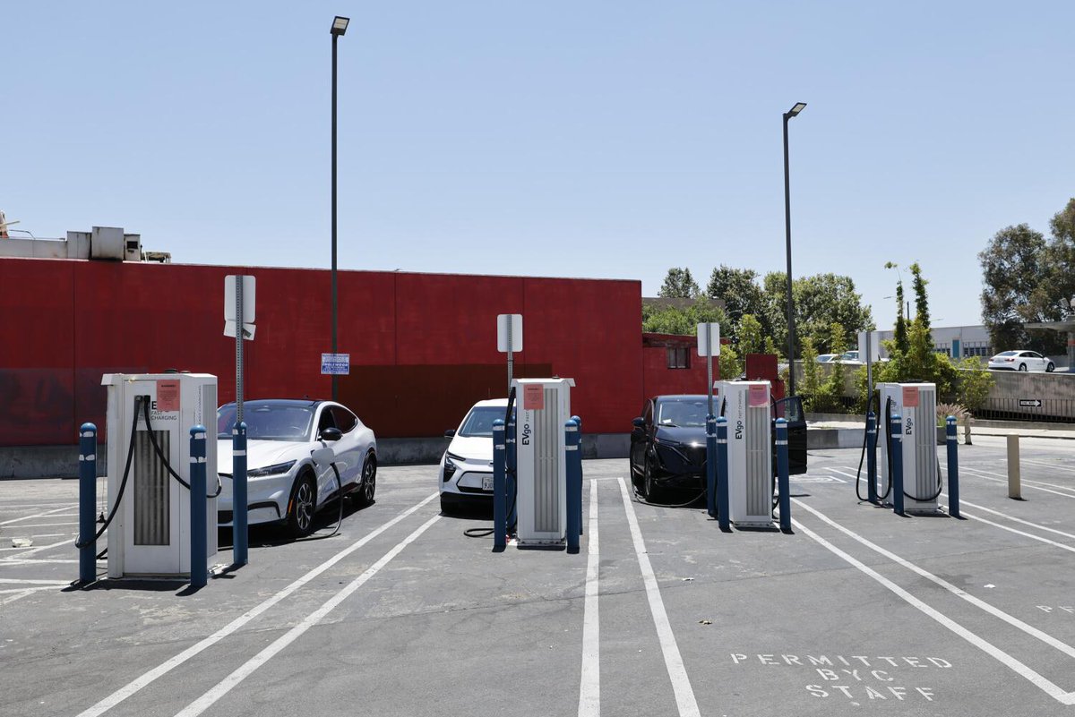 Los Angeles Times tweet media