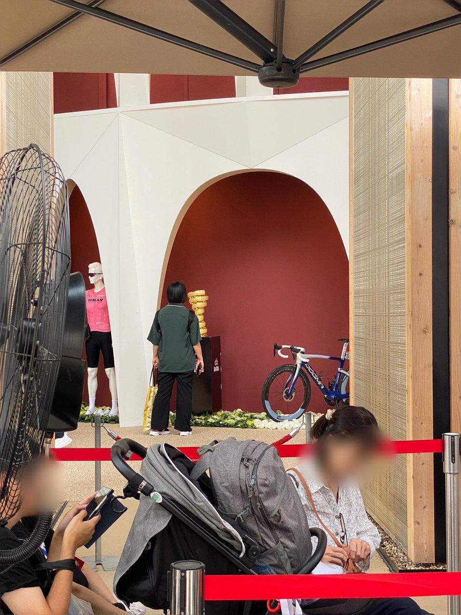 イタリア館のエントランスに飾られているので、こんな感じでジロのトロフィーが見れます。入らなくても入口から見れるので（待機列の間からですが）サイクルロードレースファンの方は是非！！是非！！