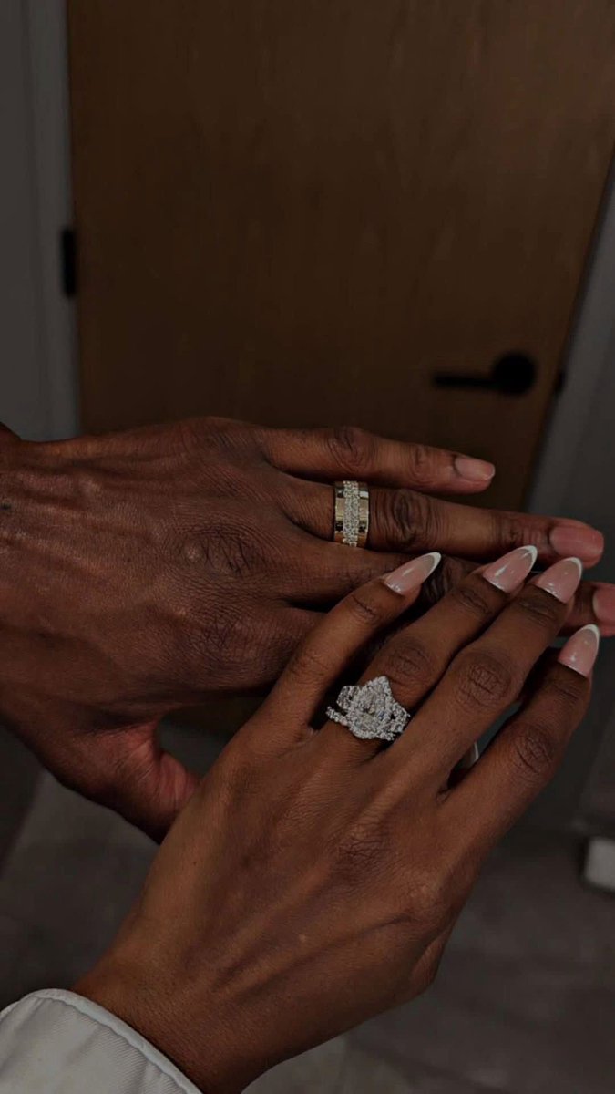 layxsnv's tweet image. I can’t wait to take a picture like this 😍💍