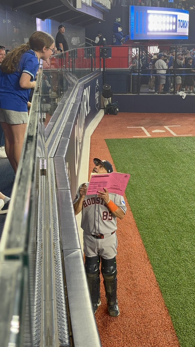 Canuckfan44's tweet image. You want to grow the game @MLB ? You need more people like @bracamonte85 of the @astros. Took time to help a young @BlueJays fan with her homework. She will remember that for the rest of her life #classact #rolemodel @robbyhockey5123 @sportstalkmatt @amagspicks @SiaNejad