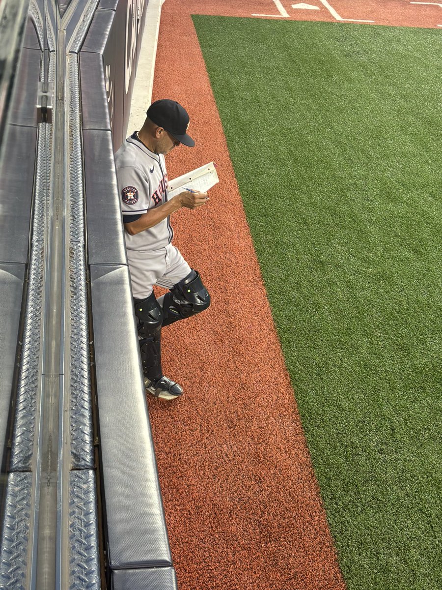 Canuckfan44's tweet image. You want to grow the game @MLB ? You need more people like @bracamonte85 of the @astros. Took time to help a young @BlueJays fan with her homework. She will remember that for the rest of her life #classact #rolemodel @robbyhockey5123 @sportstalkmatt @amagspicks @SiaNejad