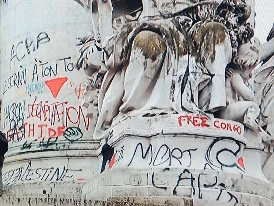 LouFrance75's tweet photo. Peut-on m'expliquer pourquoi les abrutis qui ont dégradé la place de la République n'ont pas été arrêtés pour se voir imposer le balais et la brosse pour nettoyer ?
#BloquonsTout #CestLFIquiCasse #CestNicolasQuiPaye https://t.co/HSnqDBpszd