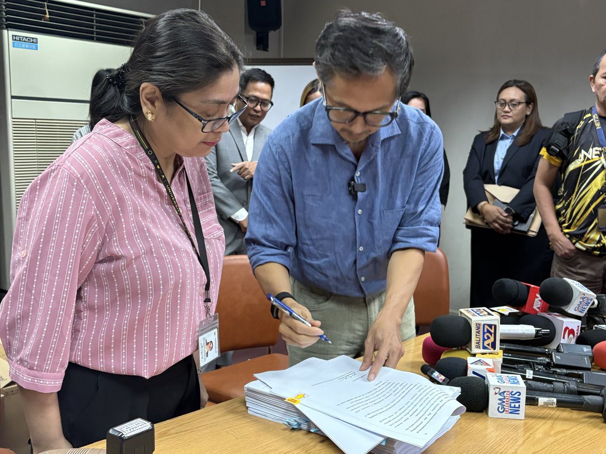 ABSCBNNews's tweet photo. DPWH Sec Dizon personally files graft and corruption, and malversation cases against Henry Alcantara, Brice Hernandez, and 18 other officials and employees of the Bulacan 1st District Engineering Office. | via @andietagz 

Related: https://t.co/B9lfF2uacJ https://t.co/C9aIhhWsDy