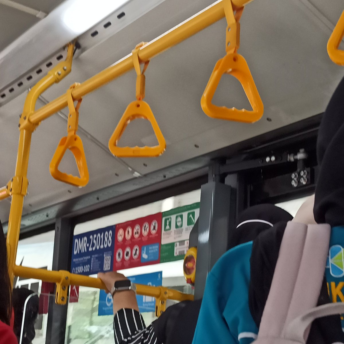 ChimpEarth's tweet photo. @PT_Transjakarta Pagi. AC bis 4K ini bocor dari kondensasi AC. Saluran pembuangannya mampet? Boleh cek dan perbaiki ya. Makasih. https://t.co/zJH2k5TkOG
