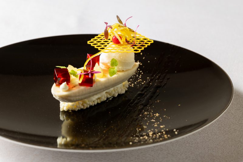 オークラ東京のフレンチ「ヌーヴェル・エポック」に新シェフ、山下亮一氏が就任した。シェフパティシエの荒木貴志氏とともに、伝統と革新を融合させた料理とデセールを提供していく。それに伴い、ランチ・ディナーのコースに加え、平日限定の「デザートワゴンランチ」が登場。therakejapan.com/new/20250908a/