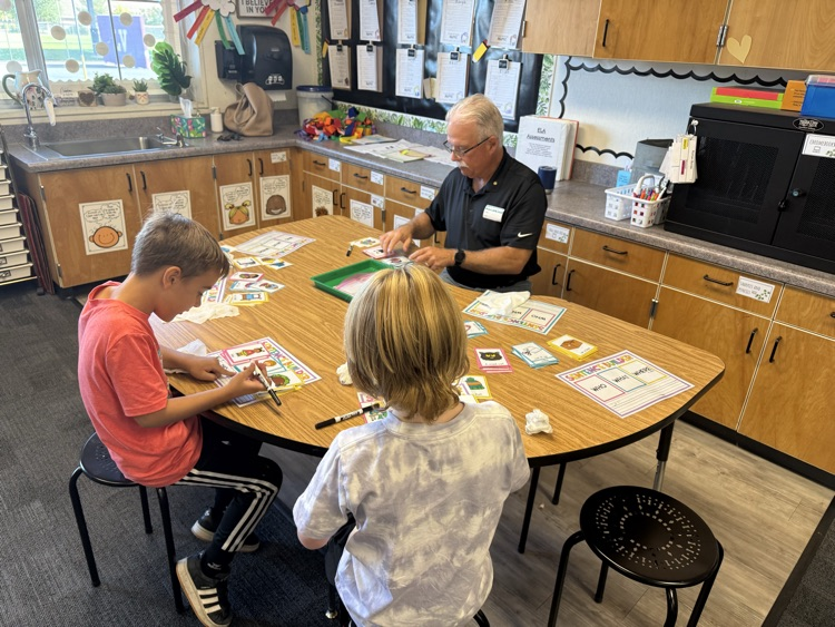 JulieCroy11's tweet image. Mrs. Dunbar's first graders enjoyed literacy activities during reading workshop time. #WeareBUSD #lvpride