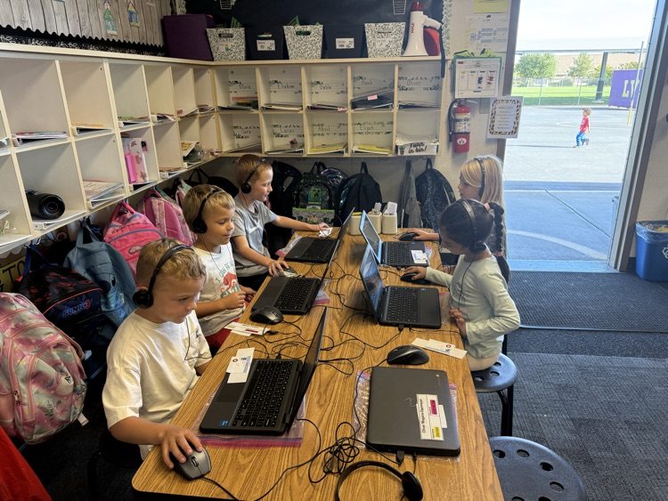 JulieCroy11's tweet image. Mrs. Dunbar's first graders enjoyed literacy activities during reading workshop time. #WeareBUSD #lvpride