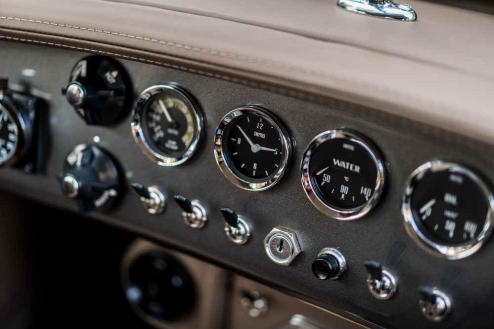 【蘇るMGBの伝統、フロントライン・カーズ】
オックスフォードシャーに拠点を置く〈フロントライン・カーズ〉が手掛けるMGBは、往年のスタイルを保ちながら、最新の技術と徹底したクラフトマンシップによって再構築された“究極のレストモッド”だ。
therakejapan.com/special/mgb-th…