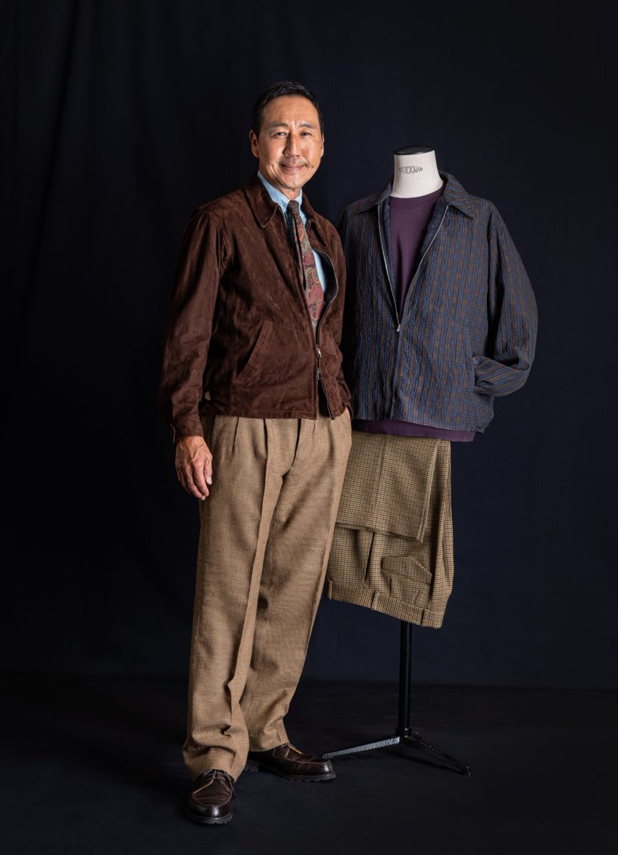 【鴨志田流着こなし術Vol.23：ショートブルゾンのバランス感を楽しむ】
鴨志田康人氏が愛するワイドパンツと抜群の相性のよさを誇るショート丈ブルゾン。ふたつを組み合わせた装いを、この秋ぜひ！therakejapan.com/special/how-to…
（Issue65掲載記事）