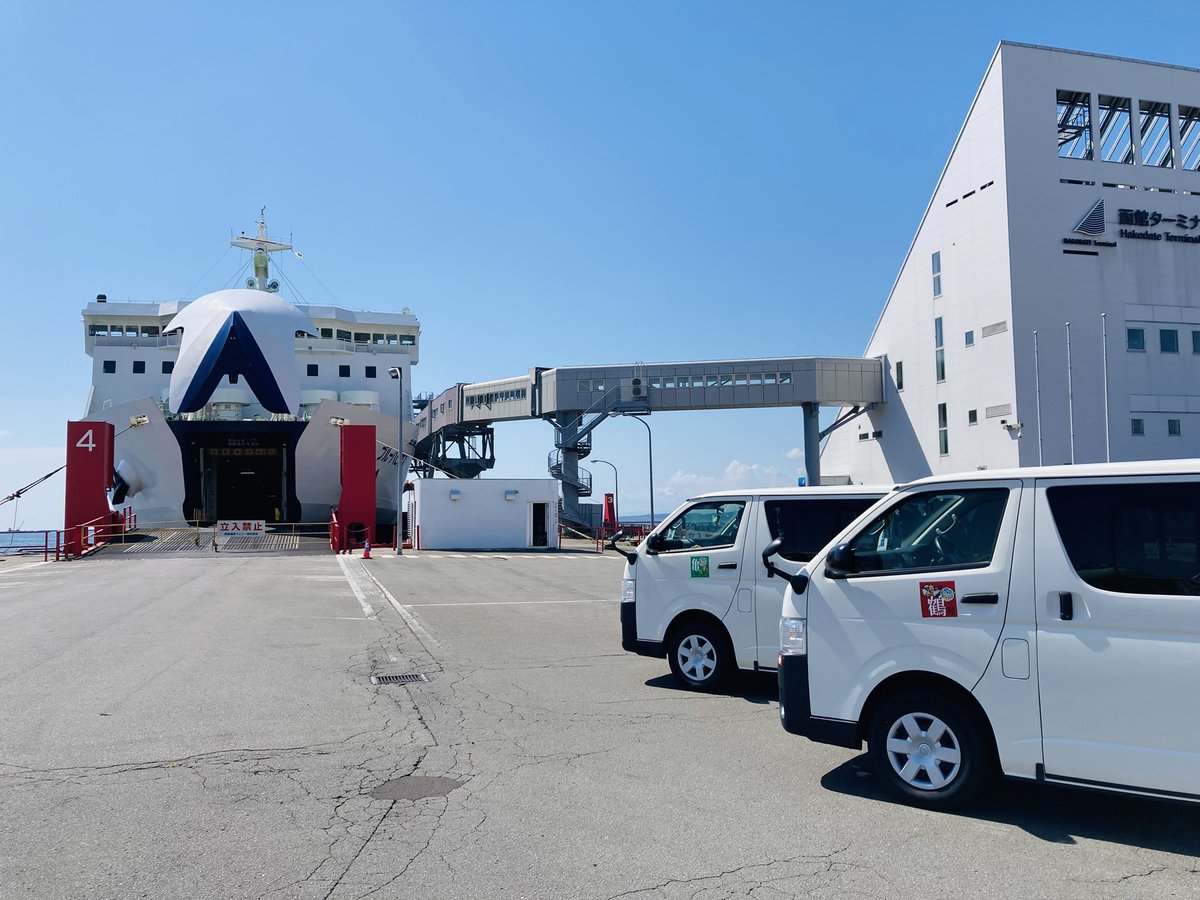 どうキャラ2025先発車両隊
鶴号、亀号、４トン、バス🚌
これより津軽海峡フェリー⛴️に
乗船し青森へ向かいます！
晴れてて気持ちよかぁ〜
今年の車両地味だなと反省、次回は派手に！始まるったら始まるぞ、どうキャラ2025
#どうキャラ2025 
#津軽海峡フェリー