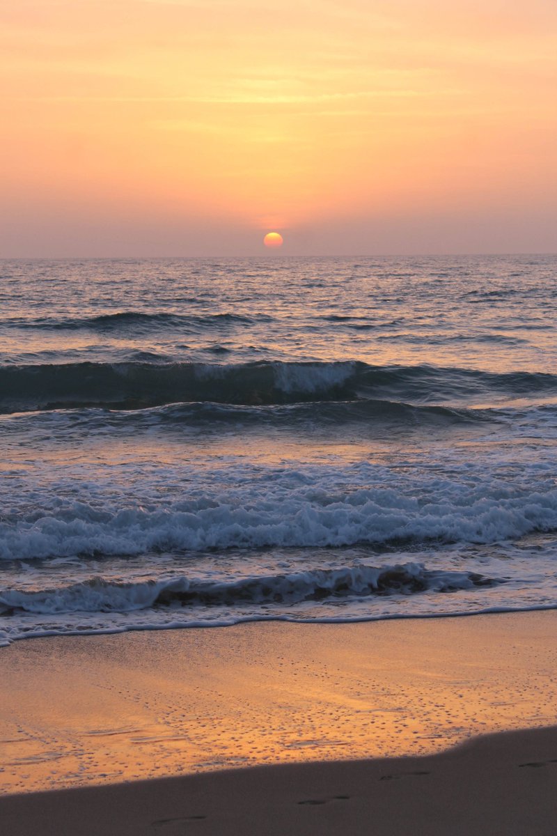 Por más que intente al despedirme 
llevar tu imagen, mar, conmigo; 
por más que quiera traspasarte,  
fijarte, exacto, en mis sentidos (...)
Nunca jamás volveré a verte 
con estos ojos que hoy te miro.

#JoséHierro 
'#DespedidaDelMar'
📷<a href="/ManuelRevilla57/">Manuel Revilla</a>