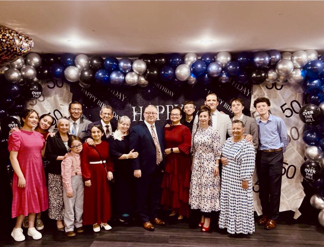 No hay palabras que pudieran expresar el pasar el Día de los Abuelos con nuestros amados hijitos. Daniel, David, Andrés, Jacob y Caleb. Y el bisnieto Roman Roy. GRACIAS a Ti JESÚS sin ti no hubiéramos tenido la gran dicha de tener nuestra hermosa familia ‼️❤️🇧🇴