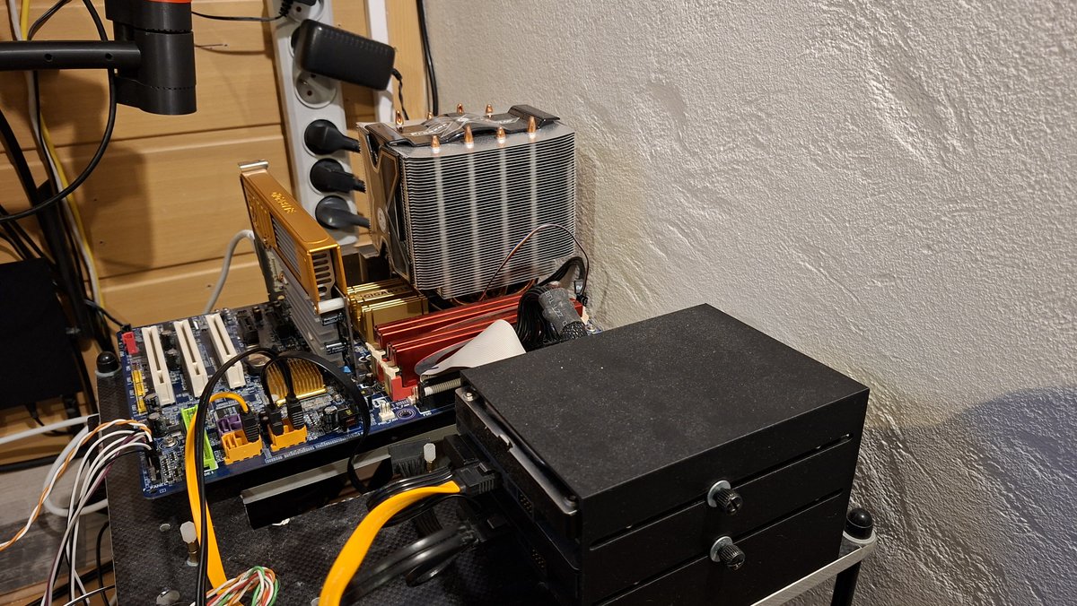 hajek_jaromir's tweet image. Gigabyte GA-965P-S3 R3.3, with Pentium D and monstrosity cooler 👀 No smoke, no explosion lets do something 🤗#retropc #oldcomputers #oldhardware #windowsxp #pentium