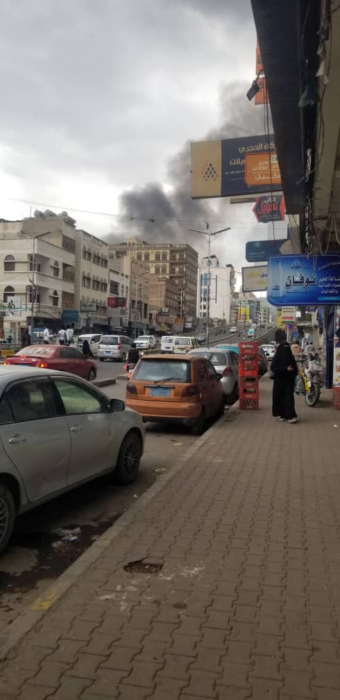 لو تضربوا مليـار غـاره
شعب اليمن اعلن مساره  
لو تضربوا في كل حاره 
مانخاف  الضرب 

القدس عنوان الصداره 
والأولويه والحضاره
هاوافهموا يااهل الدعاره 
ياعيال الكلب