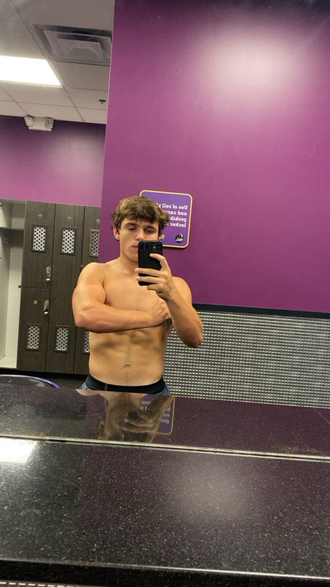 KeatonB07's tweet photo. 255x5 bench press and 285x2
@165 bw
Main position: OUTSIDE LINE BACKER/DL
Secondary: Running Back
#football #Recruitment #uncommitted2026 #needyourhelp #classof2026 #follow https://t.co/YpmbqAMQR7