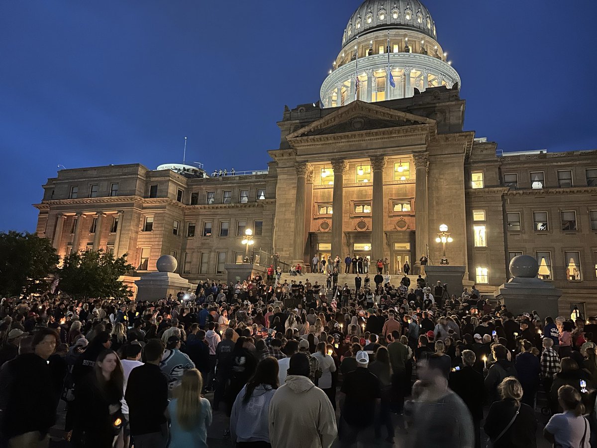 nicksortor's tweet image. Incredible. Large vigils for Charlie Kirk have popped up all over the country.

Patriots are out signing God Bless America, honoring Charlie’s work to save our country.

🇺🇸❤️