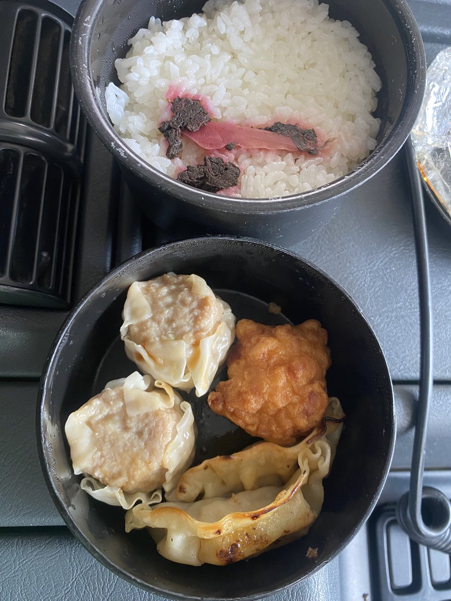 みなさま、お疲れ様です！
餃子🥟焼いてシュウマイ唐揚げと、
中華弁当🍱にしました🙂
いただきます🙏

お昼からも宜しくお願いします。