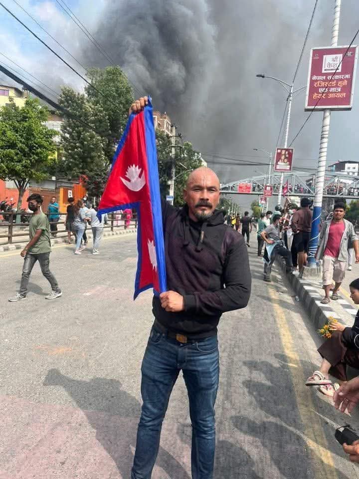 सिंहदरबारमा आगो लगाउने नाईके यही रहेछ, यसलाई हदैसम्मको कारवाही होस्। देशको सार्वजनिक सम्पत्तिमा क्षति पुर्याउने अधिकार कसैलाई छैन।