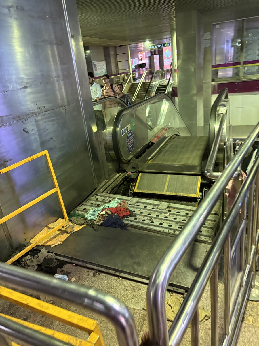 iashishtripathi's tweet photo. Escalator toward platform three at Hauz Khas station is broken since more than a week now. Any solutions @OfficialDMRC 
This metro station is anyways crowded at peak hours. You guys are making us worse!!

#delhimetro https://t.co/E1dh3l2OLO