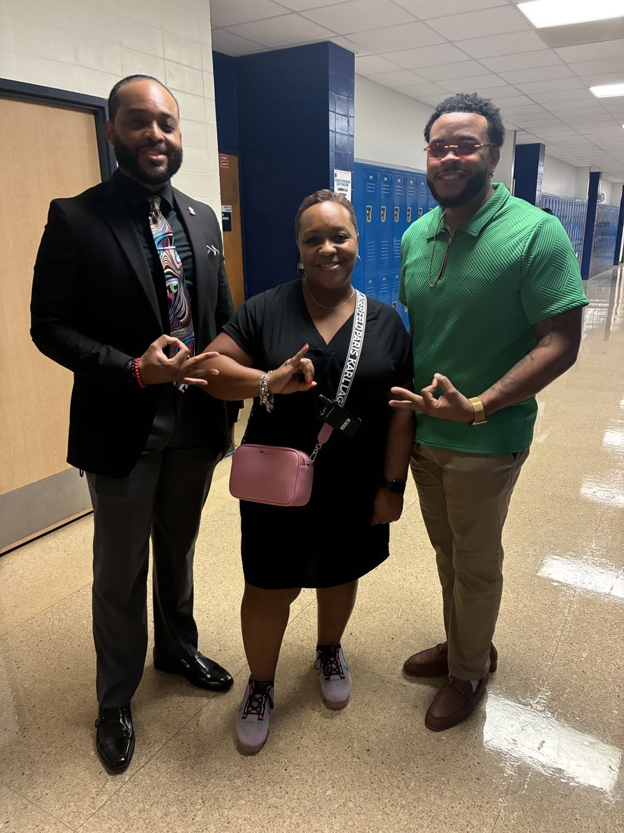A few weeks ago, my 2 Kappa teachers snuck up on me to take a pic. Today the Phirst 🖤💛🩷💚 had to answer! 

#onwednesdayswewearscrubs #RxforExcellence <a href="/JaneLongFutures/">Jane Long Academy</a>