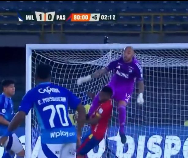 Es exactamente la misma jugada. La diferencia es que a uno lo echaron y a otro no le dijeron nada, ni la fueron a mirar.
Los árbitros actúan de acuerdo al equipo, nada nuevo que no sepamos.