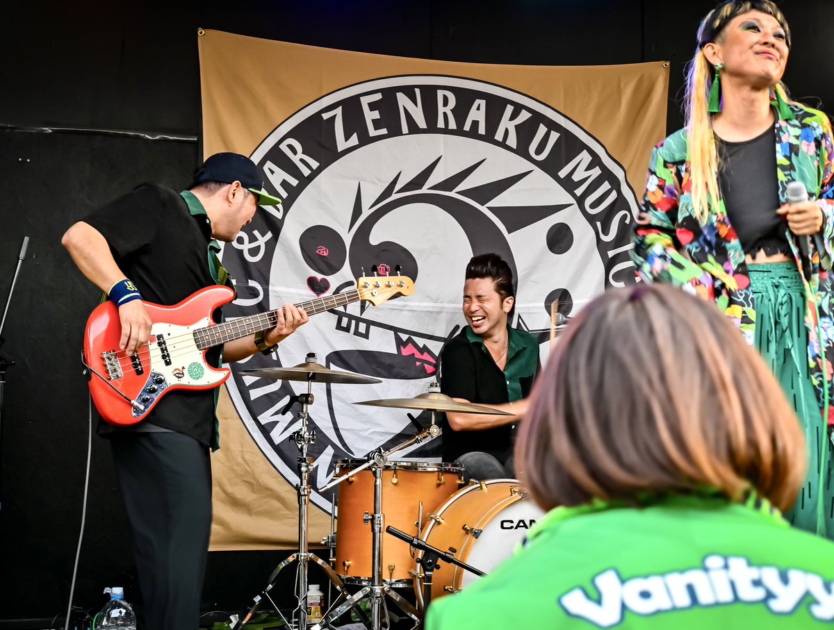 mykey_fv's tweet image. 愛のリズム隊💚

楽しそうに🥁叩くオカノ氏を見て涙😭
憎たらしいほどの満面の笑み😆

ありがとーオリゴ糖ー🙌

感謝してます✨

#Vanityyy
#ベース新加入
#平均年齢上がったけどw
#グリフェス
#銭楽