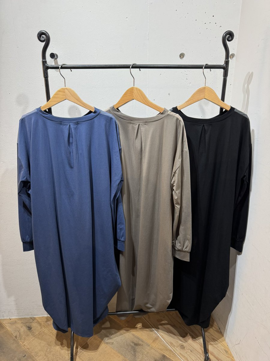 iS ScoLar 553239：不思議な街柄タック入りワンピース