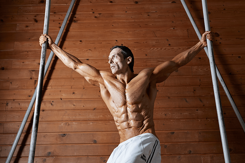 wiselyhealth's tweet image. At 56, Austrian bodybuilder Helmut Strebl maintains 4% body fat, among the lowest recorded in competitive bodybuilding.

His approach reveals fascinating insights about sustainable body composition.

Let's examine what decades of consistency teach us 🧵