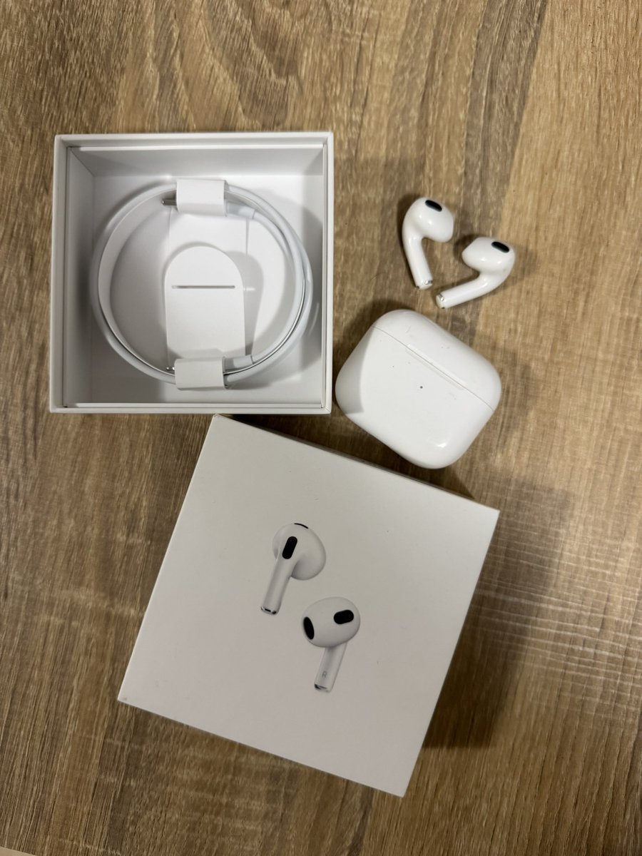 Noon_647's tweet photo. 🎀 ส่งต่อ Airpod gen 3 ของแท้ สภาพใหม่มาก แบตไม่เสื่อม อปก. กล่อง+สายชาร์จ 
 ส่งต่อ 1900
เขต.เชียงใหม่
#airpods #airpodsมือ2 #airpods2 #airpodsมือสอง #ส่งต่อairpods #แอร์พอด #แอร์พอดมือ2 #ไอแพดเพื่อการศึกษา #แอร์พอตมือสอง #แอร์พอต https://t.co/2hQW7BnnVh