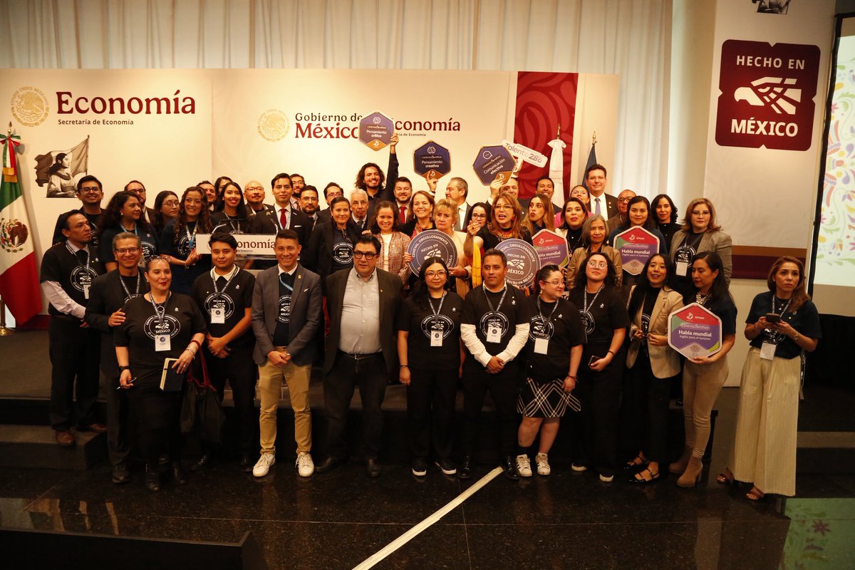 Con más de 30 años de trayectoria y 45 millones de personas impactadas, hoy recibimos el distintivo Hecho en México y presentamos CENEVAL Certifica, una iniciativa de microcredenciales para el futuro del talento nacional.

#ElSaberHechoEnMéxico 
<a href="/SomosCeneval/">CENEVAL</a>