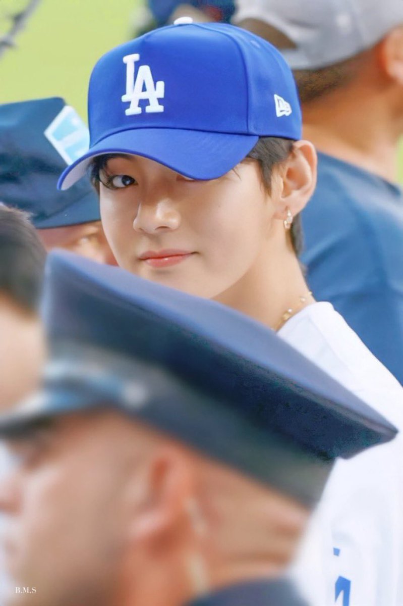 AppleMusicForV's tweet photo. It’s almost 2 1/2 weeks since I had the privilege of watching #V throw that phenomenal ceremonial pitch at #Dodgers game. So glad we have behind the scene footage too now. Please watch the original #BTSEPISODE on #BANGTANTV and leave nice comments for V. He made us all so proud. 

[EPISODE] Behind the Scenes of V's First Pitch for the LA Dodgers

https://t.co/WkX4v0tdmx