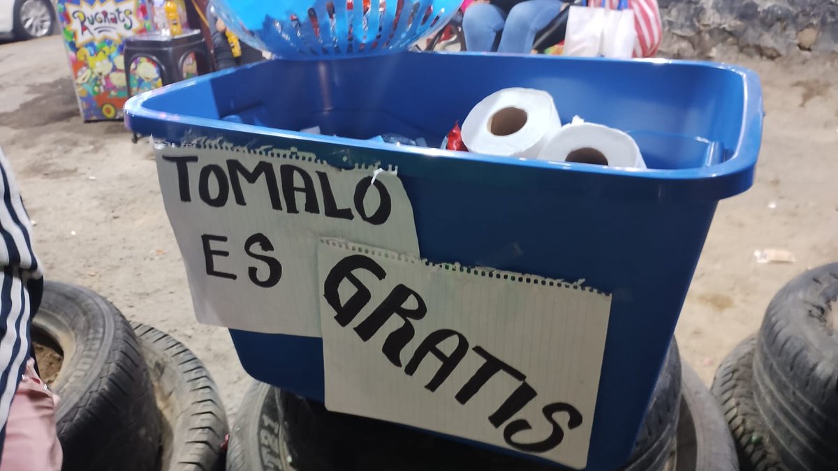 Reforma's tweet photo. Ciudadanos muestran su solidaridad con las víctimas de la explosión ocurrida esta tarde en la Calzada Ignacio Zaragoza, causada por una pipa de gas. 

El Gobierno capitalino publicó la lista de hospitalizados, así como su ubicación. 

https://t.co/payfy4cL5H
📸 Ernesto Jiménez https://t.co/Tv6OoNazD3