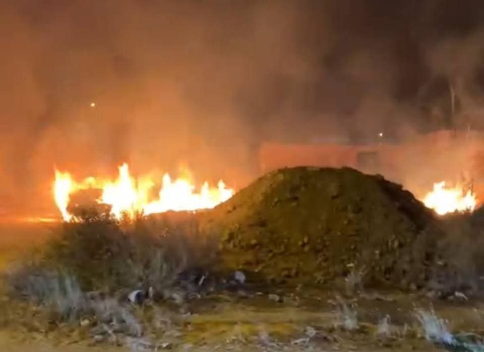 Urgente!!
Masacre  en un Hostal en Manta, delincuentes fuertemente armados atacaron con fusiles dejando más de 6 personas sin vidas, entre ellas estarían algunos futbolistas reconocidos del exapromo. 
Luego del ataque, los delincuentes incendiaron el vehículo en el que se