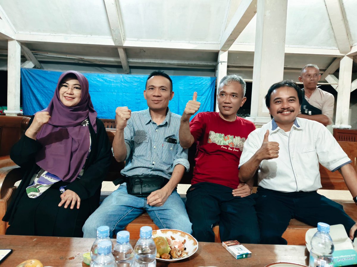 Alhamdulillah RRT berjumpa dengan Bambang Tri

Sekeluarnya Bambang Tri dari LP Sragen atas kriminalisasi biadab yang dilakukan Joko Widodo, banyak sekali rumors yang mengabarkan, Bambang Tri diamankan, disimpan, disembunyikan, hingga sudah meninggal.

Kami RRT membuktikan,