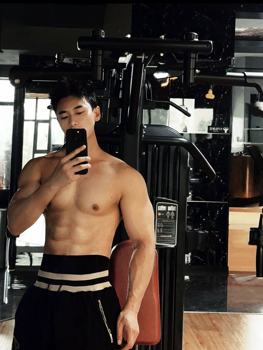 毎日体を鍛え続けて、私の筋肉が好きな男はいますか？😘