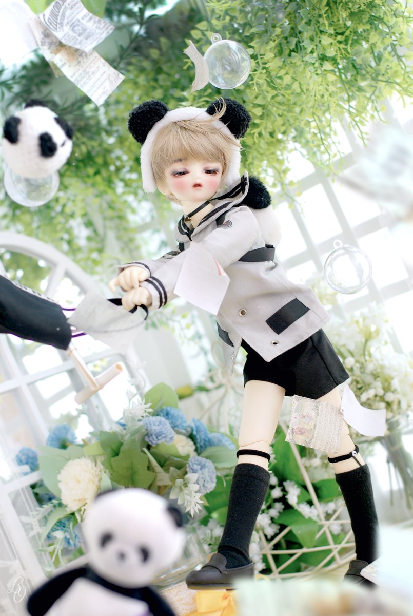 🐼🍃
.
.
.
"간식만 날아가지만 않는다면.. 괜찮.. 을지도..🍬🍩"