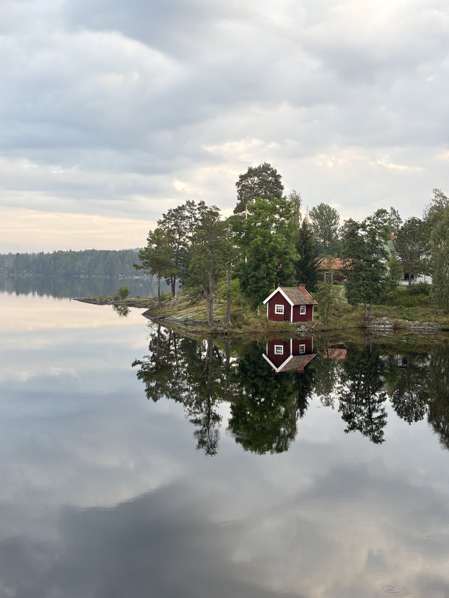 Vackert värre igår morse vid sjön Barken i Söderbärke i södra Dalarna. Sjön delar sig här i Södra och Norra Barken. Den är 34 km2 stor och som mest 37 m djup. Via Kolbäcksån avvattnas den till Mälaren. Redan 1795 stod Strömsholms kanal klar och då hade området kontakt med havet.