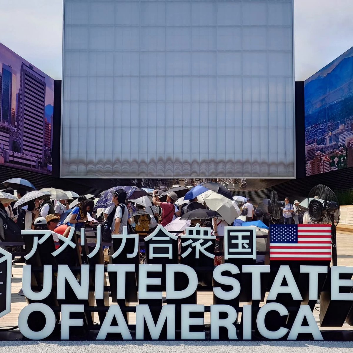 tag_na's tweet photo. 万博ネタ続き。
アメリカ館。炎天下直射日光の下で並ぶのが辛かった記憶。「あぁ、石か‥石ね‥」ってなっちゃった。ロケットを下から見上げるところは面白かった。あと外の広場の映像。実は待機列が2つあって、英語バージョン側はスルッと入れたらしい。1時間半くらい待っちゃたじゃん、早く言って。 https://t.co/Gp3IuFSd0C