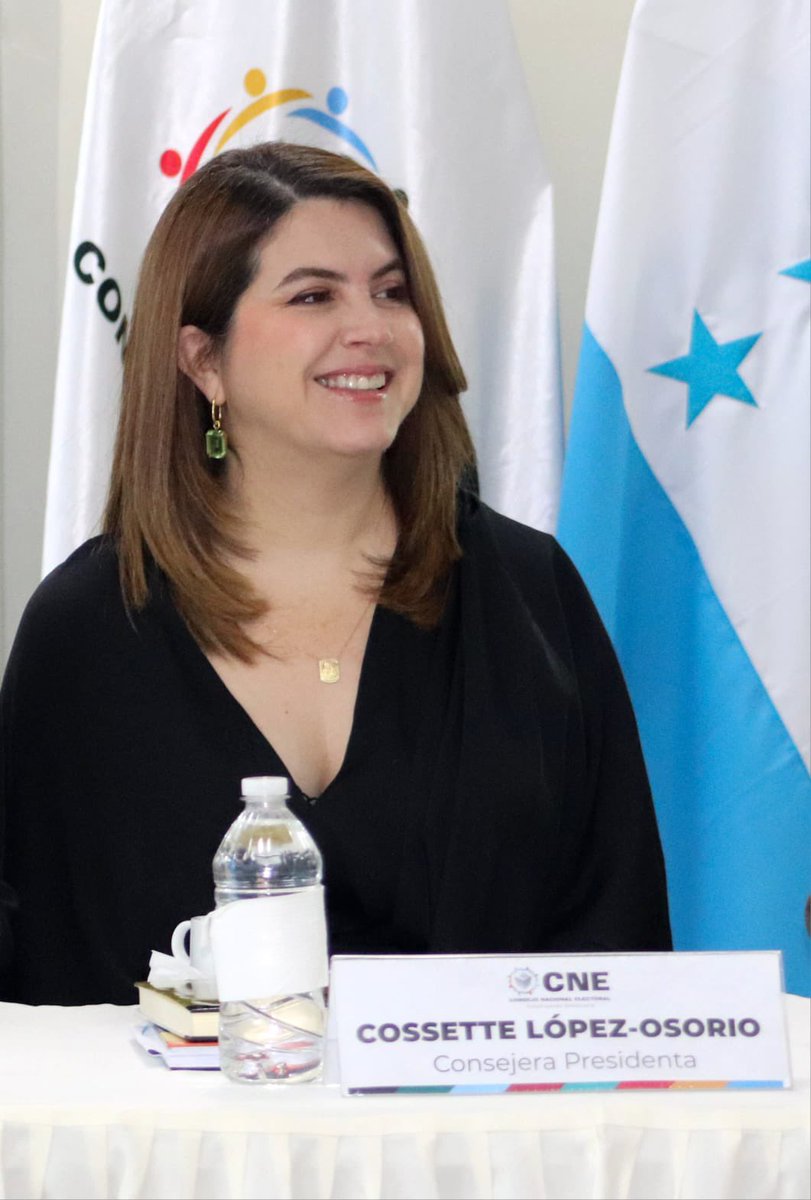 No encuentro palabras suficientes para agradecer a cada persona que me acompañó en este camino: quienes me dieron aliento, quienes extendieron su mano para sostenerme, quienes elevaron una oración para darme sabiduría y fortaleza. Yo solo cumplía con mi deber, pero sus gestos de