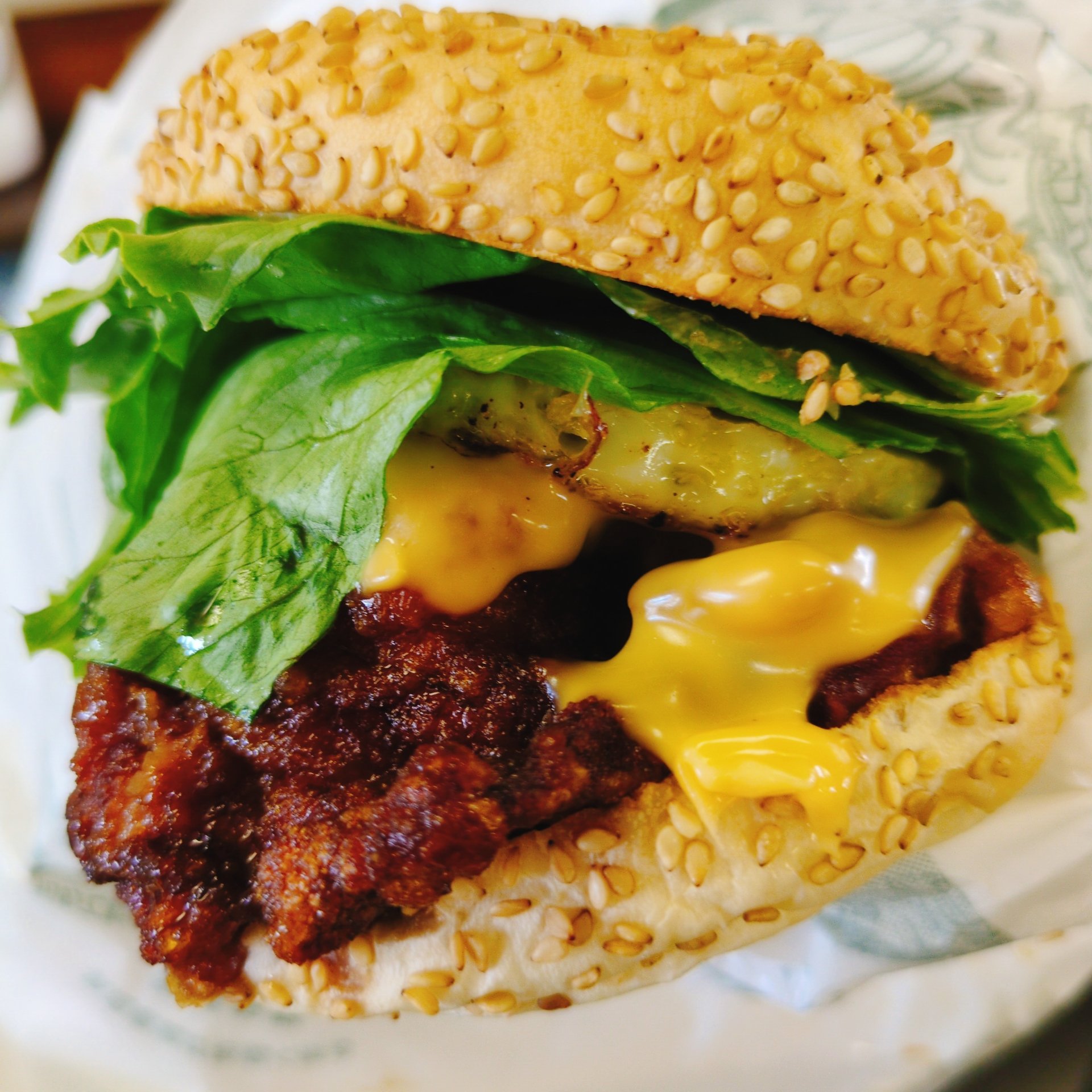バッジ　ラッキーピエロ　ハンバーガー　黄色 バッジ ラッキーピエロ ハンバーガー 黄色 ラッキーピエロ 十字