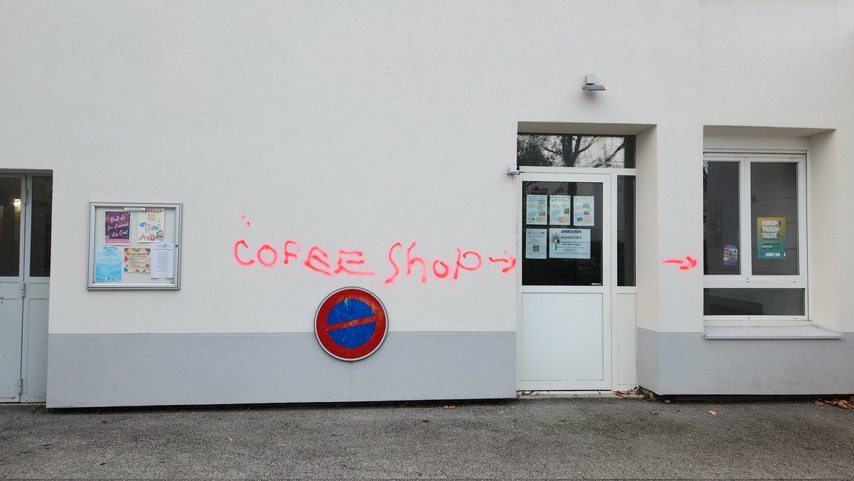 classedebruce's tweet image. Il n&apos;y a pas qu&apos;à Lyon que le petit commerce souffre des travaux. L&apos;école a été taguée pour indiquer le chemin bis jusqu&apos;au point de deal local. #vaulxEnVelin