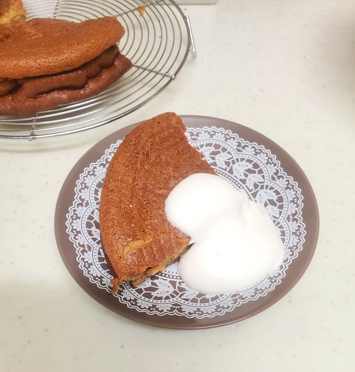 うまくふかふかにならなかった
味は紅茶の風味がしっかりして美味しい🤭
一人では食べ切れないので残りは家族にシェア…😇
とりあえずシフォンケーキの型ちゃんと買ってきて近いうちにリベンジしたい