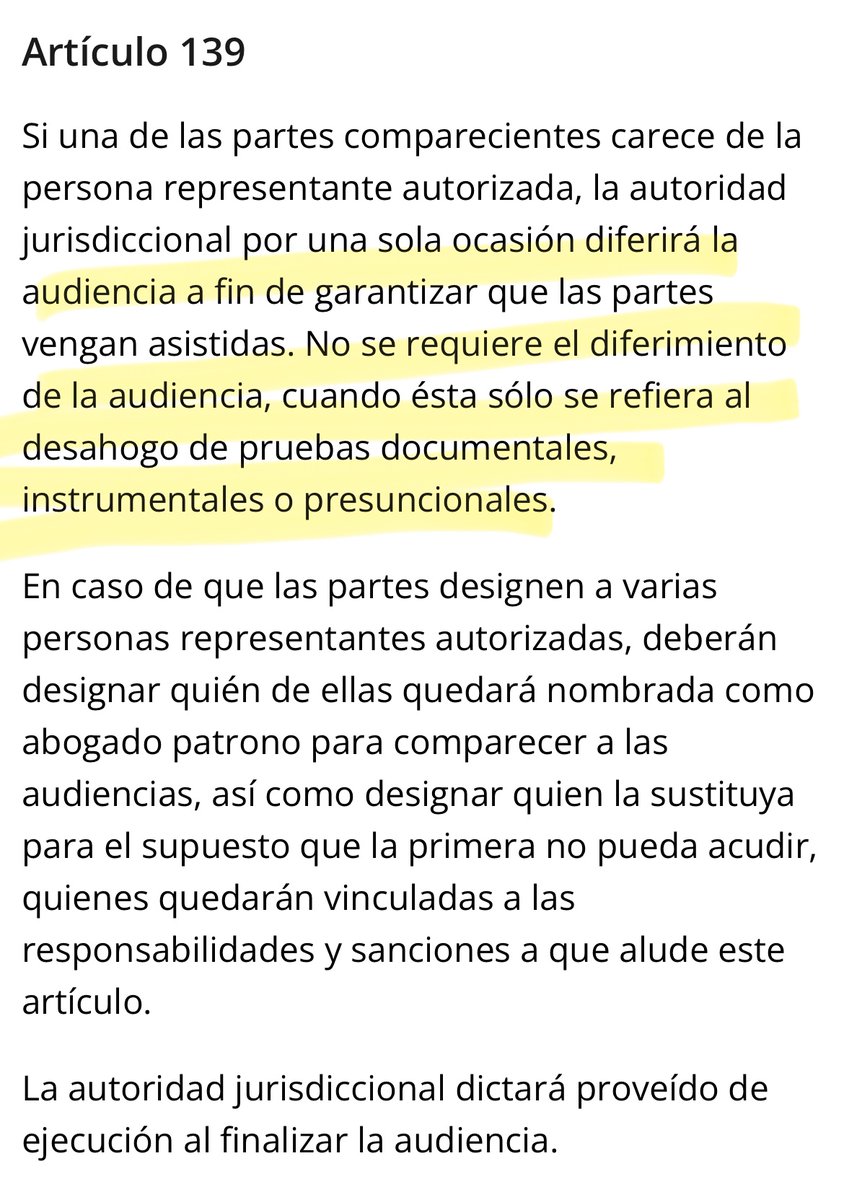 CarlaEUrenaA's tweet photo. Esta es mi materia. Y aunque el juez es una pifia, me causa gran desazón saber que con esta acción está retrasando y negando justicia tal vez a un menor que precisa alimentos; a miembros de una familia que sufren violencia psicológica, económica, patrimonial, etc; la guarda y custodia de un menor; los cuidados, atención y administración de bienes de una persona de la tercera edad, etc.

Les voy a explicar TODOS los errores que este improvisado cometió en perjuicio de miembros de una familia:

- La audiencia es oral, para el desahogo de las pruebas que ofrecieron las partes. Estas pueden ser la confesional, la declaración de partes, la testimonial, la documental pública, la pericial, la documental privada, los informes de autoridad, la instrumental de actuaciones y la presuncional legal y humana.

- Previa declaración de apertura de audiencia, el juez hará constar que las partes fueron debidamente notificadas y citadas en la audiencia preliminar y se cerciorará si se encuentran presentes las partes en el recinto del Tribunal.

De no comparecer las partes, el juez puede, por conducto del secretario, informarse si se ha hecho valer razón para la inasistencia de las partes. Esto es, preguntar si las partes han presentado excusa que justifique su ausencia. De ser así, puede ordenar se difiera la audiencia por una única vez e incluso, ordenar la citación de quien emita el justificante a fin de que ratifique el contenido del mismo de tratarse de un documento privado (como una receta, por ejemplo), si lo considera pertinente y necesario.

- Vamos al artículo 277 que como merolico cita este improvisado: al no comparecer las partes -que fueron debidamente citadas-, y no hacerse constar justificación para la inasistencia, las pruebas confesional y testimonial se les tendrán por desiertas a ambas partes en su perjuicio, declaratoria que debe realizar el juez en ese momento procesal.

Acto seguido, deberá referirse a las pruebas documentales públicas, a las
documentales privadas -teniendo por precluido el derecho de las partes a objetarlas-, los informes de autoridad, la instrumental de actuaciones y la presuncional legal y humana, que se tienen por desahogadas dada su naturaleza.

Si alguna de estas pruebas no se ha perfeccionado -por ejemplo, la CNBV o el SAT o el INE o el IMSS no han rendido un informe solicitado- se señalará nueva fecha únicamente para desahogar esas pruebas, que podrá celebrarse sin que acudan las partes y se aplicará alguna sanción a la autoridad si ha excedido el tiempo que dio el Juez para rendir dicho informe.

Ahí termina la audiencia. La “absolución” al demandado es violatoria de todo derecho procesal, constitucional y humano de la parte demandante. 

¿Lo peor? El asunto irá a apelación, retrasando innecesariamente la justicia y con la elevada probabilidad de que te resuelva el asunto un magistrado del bienestar.

En cuanto a la multa que aplica, conforme al artículo 138, solo puede hacerse efectiva a los representantes de las partes, esto es, los asesores jurídicos.

Nadie nos creyó cuando advertimos que esta deforma la iban a sufrir los comunes, la gente con la que cruzamos la calle todos los días y ahí están las consecuencias…y esto apenas va empezando.

Nadie va a disfrutar lo votado: ni los afines ni los objetantes. Nadie.
