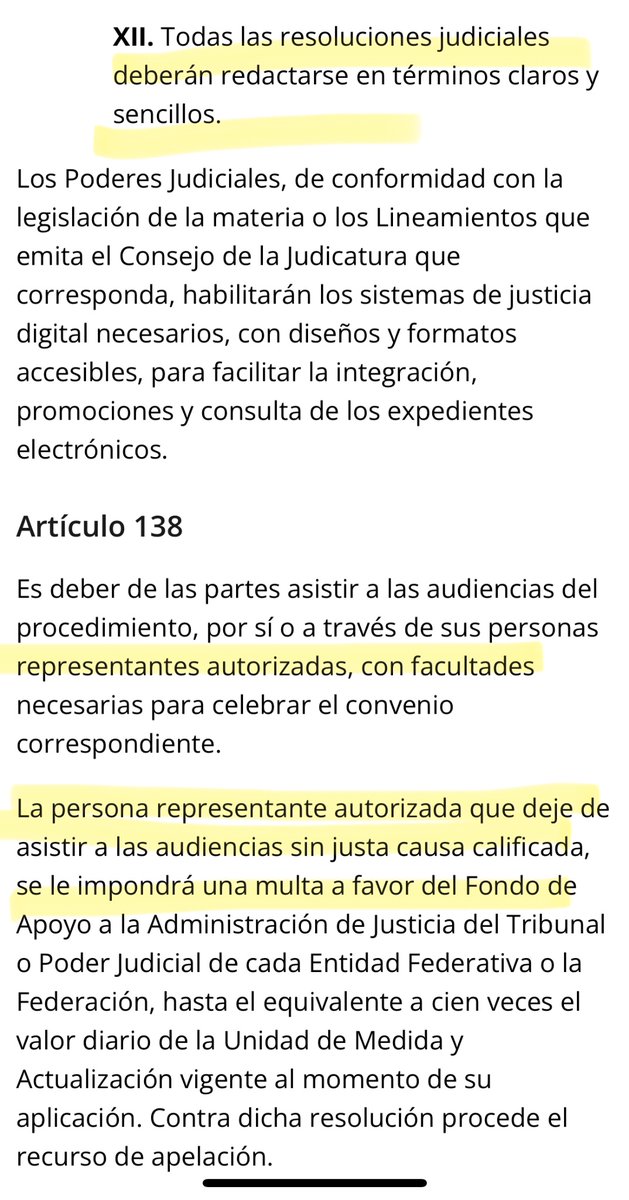 CarlaEUrenaA's tweet photo. Esta es mi materia. Y aunque el juez es una pifia, me causa gran desazón saber que con esta acción está retrasando y negando justicia tal vez a un menor que precisa alimentos; a miembros de una familia que sufren violencia psicológica, económica, patrimonial, etc; la guarda y custodia de un menor; los cuidados, atención y administración de bienes de una persona de la tercera edad, etc.

Les voy a explicar TODOS los errores que este improvisado cometió en perjuicio de miembros de una familia:

- La audiencia es oral, para el desahogo de las pruebas que ofrecieron las partes. Estas pueden ser la confesional, la declaración de partes, la testimonial, la documental pública, la pericial, la documental privada, los informes de autoridad, la instrumental de actuaciones y la presuncional legal y humana.

- Previa declaración de apertura de audiencia, el juez hará constar que las partes fueron debidamente notificadas y citadas en la audiencia preliminar y se cerciorará si se encuentran presentes las partes en el recinto del Tribunal.

De no comparecer las partes, el juez puede, por conducto del secretario, informarse si se ha hecho valer razón para la inasistencia de las partes. Esto es, preguntar si las partes han presentado excusa que justifique su ausencia. De ser así, puede ordenar se difiera la audiencia por una única vez e incluso, ordenar la citación de quien emita el justificante a fin de que ratifique el contenido del mismo de tratarse de un documento privado (como una receta, por ejemplo), si lo considera pertinente y necesario.

- Vamos al artículo 277 que como merolico cita este improvisado: al no comparecer las partes -que fueron debidamente citadas-, y no hacerse constar justificación para la inasistencia, las pruebas confesional y testimonial se les tendrán por desiertas a ambas partes en su perjuicio, declaratoria que debe realizar el juez en ese momento procesal.

Acto seguido, deberá referirse a las pruebas documentales públicas, a las
documentales privadas -teniendo por precluido el derecho de las partes a objetarlas-, los informes de autoridad, la instrumental de actuaciones y la presuncional legal y humana, que se tienen por desahogadas dada su naturaleza.

Si alguna de estas pruebas no se ha perfeccionado -por ejemplo, la CNBV o el SAT o el INE o el IMSS no han rendido un informe solicitado- se señalará nueva fecha únicamente para desahogar esas pruebas, que podrá celebrarse sin que acudan las partes y se aplicará alguna sanción a la autoridad si ha excedido el tiempo que dio el Juez para rendir dicho informe.

Ahí termina la audiencia. La “absolución” al demandado es violatoria de todo derecho procesal, constitucional y humano de la parte demandante. 

¿Lo peor? El asunto irá a apelación, retrasando innecesariamente la justicia y con la elevada probabilidad de que te resuelva el asunto un magistrado del bienestar.

En cuanto a la multa que aplica, conforme al artículo 138, solo puede hacerse efectiva a los representantes de las partes, esto es, los asesores jurídicos.

Nadie nos creyó cuando advertimos que esta deforma la iban a sufrir los comunes, la gente con la que cruzamos la calle todos los días y ahí están las consecuencias…y esto apenas va empezando.

Nadie va a disfrutar lo votado: ni los afines ni los objetantes. Nadie.