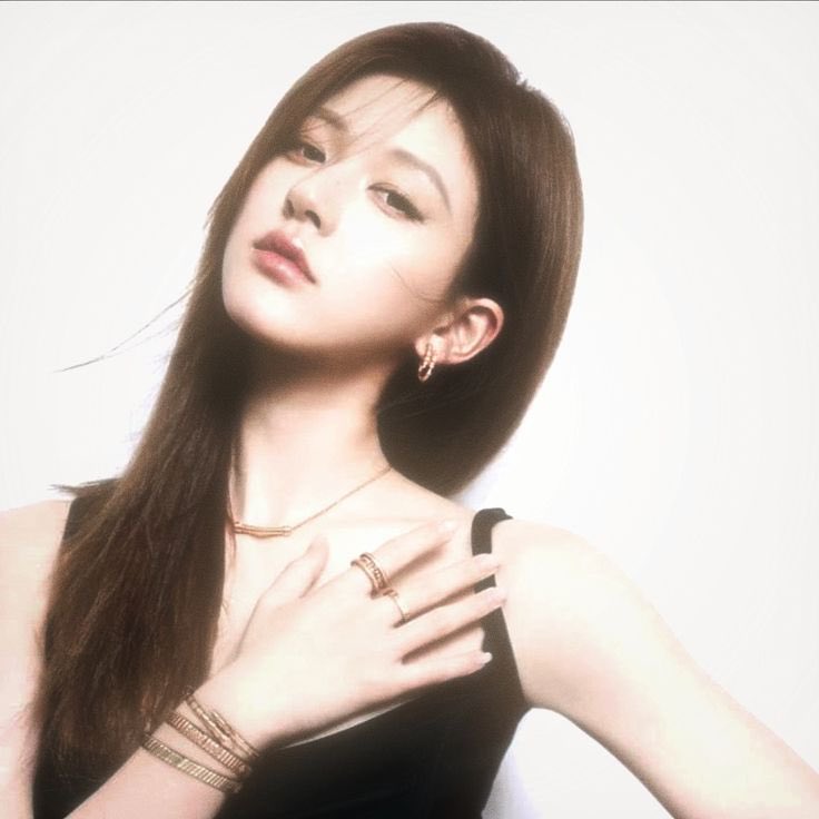 Lusi wins lawsuit against a Shenzhen cosmetics company for using her photo and name without permission on products sold through their website

The court ruled:
1. The company must pay Lusi $112,328 in damages and legal costs.
2. The company must stop using Zhao Lusi’s photo and