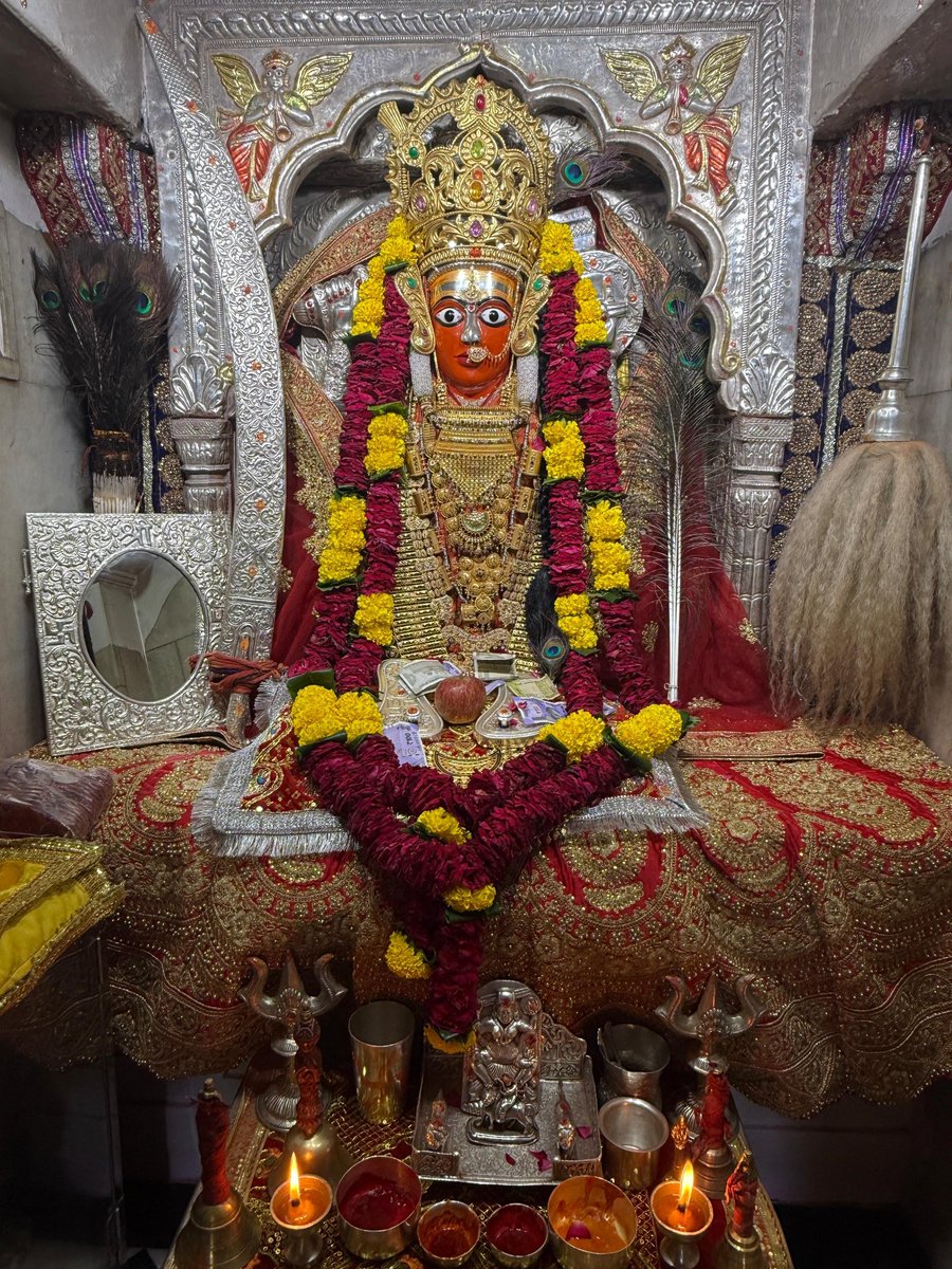 DeldarDeora's tweet photo. अनन्त आद्यशक्ति श्री राजराजेश्वरी आशापुरा माताजी मंदिर पाट स्थान नाडोल,(पाली) राजस्थान, के आज प्रातः काल दिव्य श्रृंगार दर्शन दिनांक 11/09/2025 ,श्रीं आशापूरा माताजी का आशीर्वाद सदा सभी भक्तों पर बना रहे!🙏🏻🚩 https://t.co/9rakCgx7x6