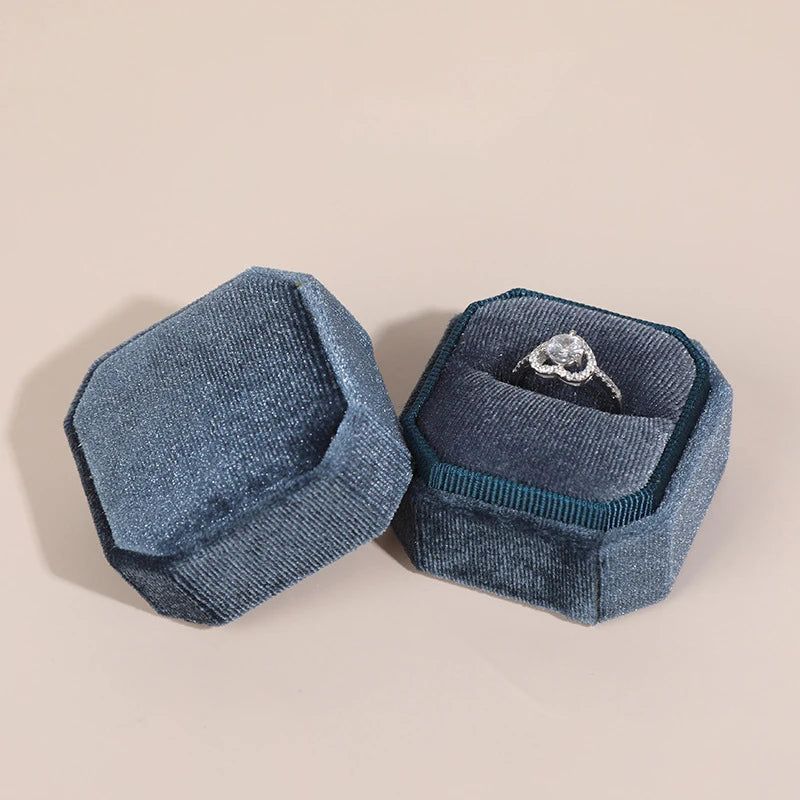 moss_shields's tweet image. The perfect presentation for a perfect moment. This vintage hexagon velvet ring box adds elegance to your proposal, wedding, or gift-giving. #RingBox #WeddingPlanning #ProposalIdea #GiftPresentation 
mossshields.net/products/vinta…
