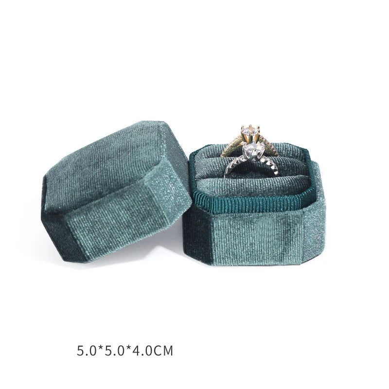 moss_shields's tweet image. The perfect presentation for a perfect moment. This vintage hexagon velvet ring box adds elegance to your proposal, wedding, or gift-giving. #RingBox #WeddingPlanning #ProposalIdea #GiftPresentation 
mossshields.net/products/vinta…