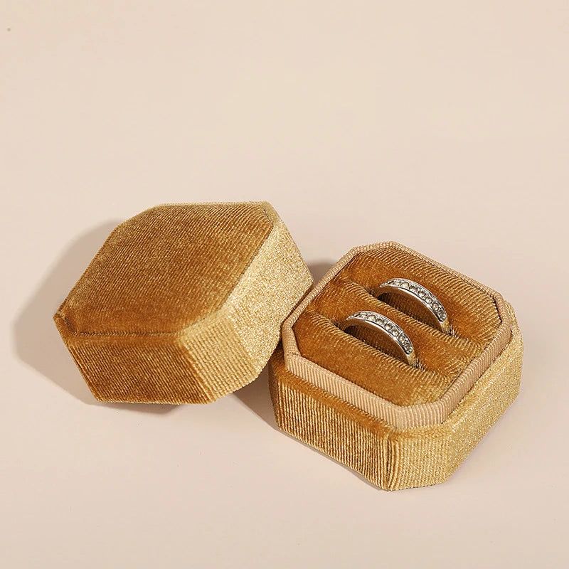 moss_shields's tweet image. The perfect presentation for a perfect moment. This vintage hexagon velvet ring box adds elegance to your proposal, wedding, or gift-giving. #RingBox #WeddingPlanning #ProposalIdea #GiftPresentation 
mossshields.net/products/vinta…